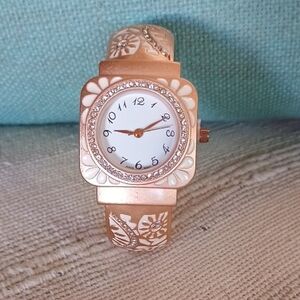 NWOT Elegant Rose Gold Floral Women's Bracelet Watch with Crystals